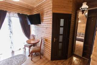Отель Oasis Karpat Поляна Четырехместный номер с террасой-3